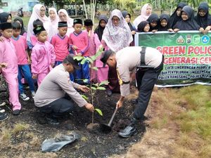 Green Policing di 3 Sekolah Meranti, Polisi-Siswa Kompak Tanam Pohon