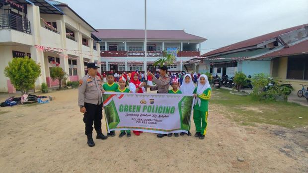 Polisi mengedukasi siswa SDN 01 Bintan, Dumai Kota, Dumai tentang lingkungan dan penanaman pohon, Jumat (15/8/2025).