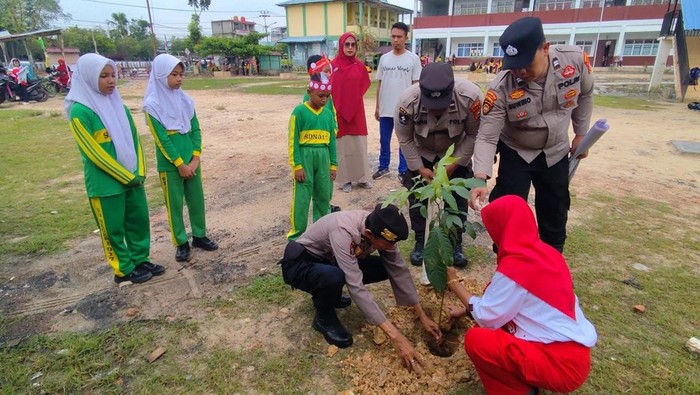 Polisi mengedukasi siswa SDN 01 Bintan, Dumai Kota, Dumai tentang lingkungan dan penanaman pohon, Jumat (15/8/2025).