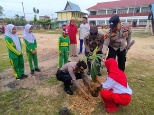Semangat Siawa SD di Dumai Riau Tanam Pohon demi Masa Depan