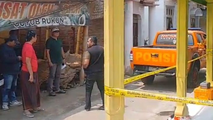 Polisi saat olah TKP tewasnya nenek di rumah diduga dirampok di Malang.