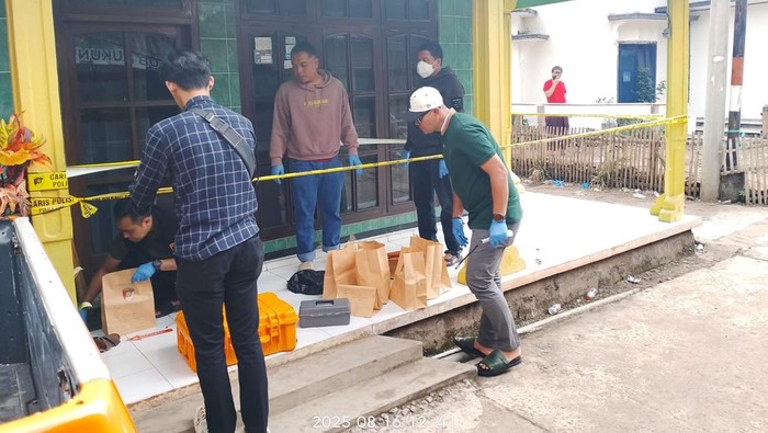 Polisi saat olah TKP tewasnya nenek di rumah diduga dirampok di Malang.