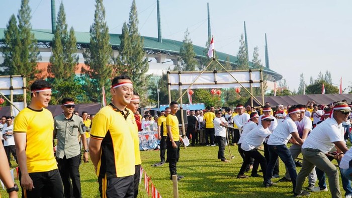 Polres Bogor menggelar lomba tradisional untuk menyemarakkan peringatan HUT ke-80 RI. Selain itu, turut digelar sarapan gratis hingga layanan SIM dan SKCK. (dok Polres Bogor)