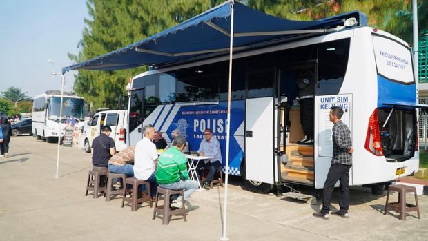 Polres Bogor menggelar lomba tradisional untuk menyemarakkan peringatan HUT ke-80 RI. Selain itu, turut digelar sarapan gratis hingga layanan SIM dan SKCK. (dok Polres Bogor)