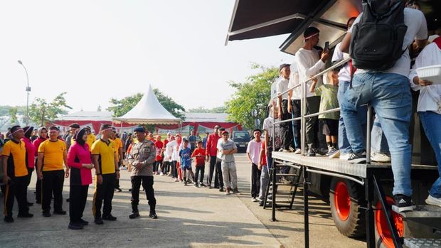 Polres Bogor menggelar lomba tradisional untuk menyemarakkan peringatan HUT ke-80 RI. Selain itu, turut digelar sarapan gratis hingga layanan SIM dan SKCK. (dok Polres Bogor)