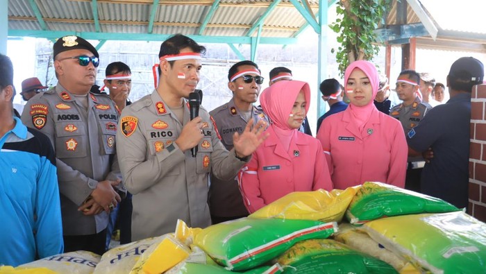 Kapolres Probolinggo Kota AKBP Rico Yumasri saat baksos di Pulau Gili Ketapang