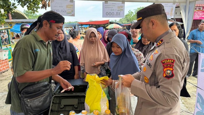 Polsek Bukit Kapur menggelar operasi pasar pangan murah di Pasar Sabtu, Jalan Garuda, Kelurahan Kampung Baru, Kecamatan Bukit Kapur, Kota Dumai, Riau. (dok Ist)