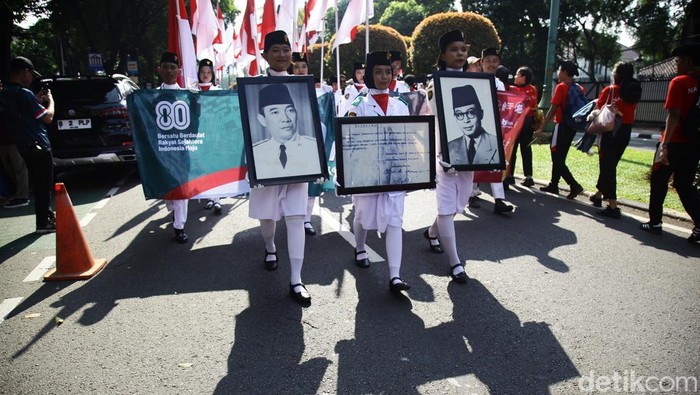 Para peserta mengikuti Napak Tilas Proklamasi di Museum Perumusan Naskah Proklamasi (Munasprok), Jl Imam Bonjol, Jakarta Pusat, Sabtu (16/8/2025).