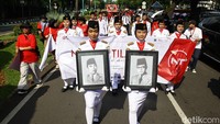 Suasana khidmat tampak saat rombongan berjalan napak tilas dari bekas rumah Laksamana Tadashi Maeda di Jalan Imam Bonjol.