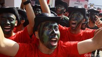 Peserta antusias mengikuti napak tilas. Sejak tahun 80-an, tradisi napak tilas tersebut dilakukan dengan jalan kaki dari Munasprok menuju Pegangsaan Timur No.56 yang sekarang menjadi Tugu Proklamasi, sekitar 2 km.