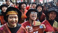 Warga yang ikut serta tampak antusias mengikuti pawai sejarah. Napak Tilas Proklamasi menjadi sarana edukasi sejarah bagi generasi muda untuk mengenang perjuangan para pendiri bangsa.