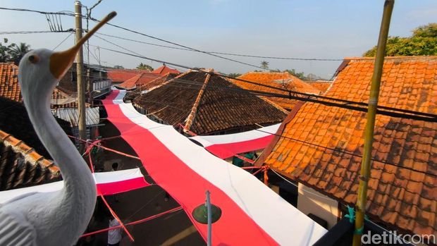 Potret bentangan bendera satu kilometer di RT 06, RW 03, Desa Sukamulya, Kecamatan Garawangi, Kabupaten Kuningan