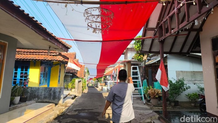 Potret bentangan bendera satu kilometer di RT 06, RW 03, Desa Sukamulya, Kecamatan Garawangi, Kabupaten Kuningan