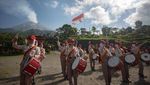 Potret Pengibaran Bendera Raksasa Merah Putih di Lereng Merapi