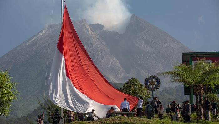Warga mengikuti upacara pengibaran bendera Merah Putih di lereng Gunung Merapi, Bukit Klangon, Cangkringan, Sleman, D.I Yogyakarta, Sabtu (16/8/2025). Pengibaran bendera Merah Putih berukuran 9x6 meter yang diikuti ribuan peserta dari berbagai elemen masyarakat itu untuk memperingati HUT Ke-80 RI. ANTARA FOTO/Andreas Fitri Atmoko/tom.