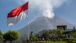 Potret Pengibaran Bendera Raksasa Merah Putih di Lereng Merapi