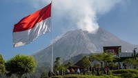 Bendera Merah Putih berukuran 9x6 meter dikibarkan dengan latar gagahnya Gunung Merapi. Foto: ANTARA FOTO/Andreas Fitri Atmoko