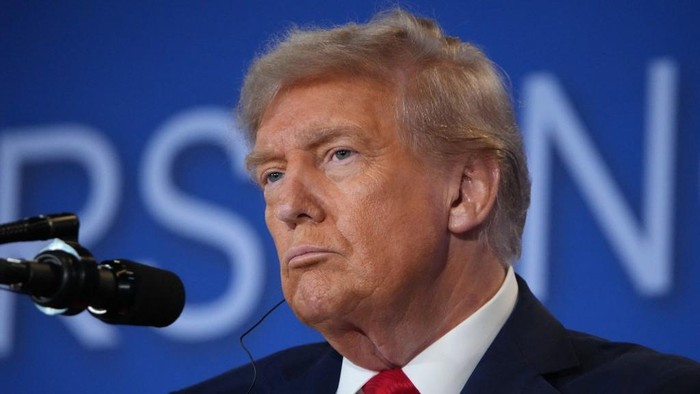 ANCHORAGE, ALASKA - AUGUST 15: U.S. President Donald Trump delivers a statement during a press conference with Russian President Vladimir Putin at Joint Base Elmendorf-Richardson on August 15, 2025 in Anchorage, Alaska. The two leaders are meeting for peace talks aimed at ending the war in Ukraine.   Andrew Harnik/Getty Images/AFP (Photo by Andrew Harnik / GETTY IMAGES NORTH AMERICA / Getty Images via AFP)