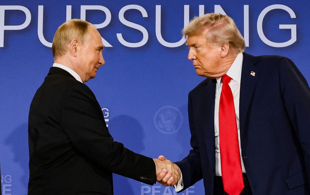 Presiden AS Donald Trump dan Presiden Rusia Vladimir Putin berjabat tangan dalam konferensi pers setelah pertemuan mereka untuk merundingkan akhir perang di Ukraina, di Pangkalan Gabungan Elmendorf-Richardson, di Anchorage, Alaska, AS, 15 Agustus 2025. (REUTERS/Kevin Lamarque)