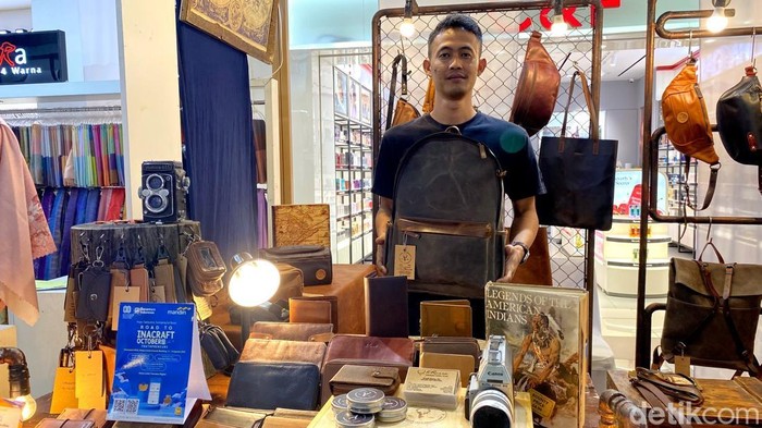 Produk ransel kulit DRussa Leather Goods asal Bandung yang tembus pasar Asia.