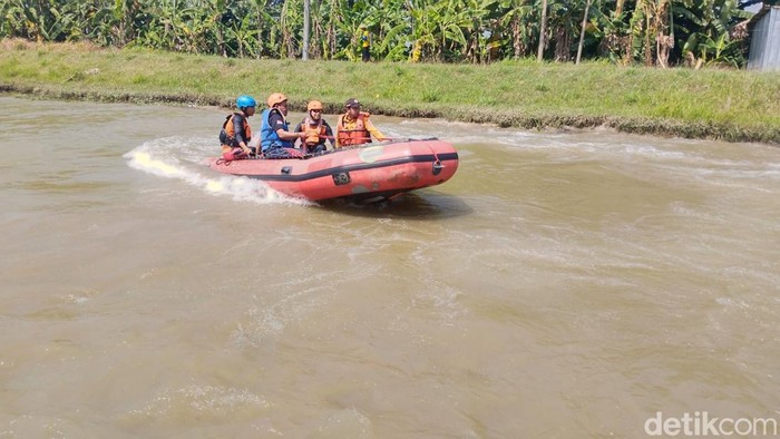Proses pencarian korban oleh SAR