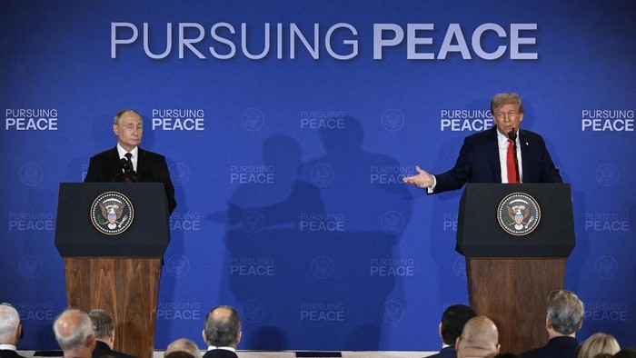 US President Donald Trump (R) gestures toward Russian President Vladimir Putin as they deliver a joint press conference after participating in a US-Russia summit on Ukraine at Joint Base Elmendorf-Richardson in Anchorage, Alaska, on August 15, 2025. (Photo by Drew ANGERER / AFP)