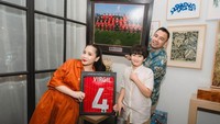 Nagita Slavina dan Raffi Ahmad memberikan hadiah yang membuat Rafathar semringah. Sebagai fans Liverpool Rafathar mendapat foto seluruh pemain Liverpool lengkap dengan tanda tangannya. Hadiah kedua, jersey dengan nomor punggung 4, yakni Virgil, lengkap tanda tangannya. Foto: Instagram @raffinagita1717