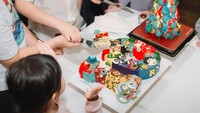 Kue ulang tahun berbentuk angka 10 ini disiapkan Nagita Slavina. Ada 10 tema di kue tersebut sesuai dengan tema ulang tahun pertama hingga pesta yang terakhir. Foto: Instagram @raffinagita1717