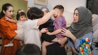 Rayyanza dalam gendongan Rieta Amilia juga mendapat suapan kue dari kakak tercinta. Foto: Instagram @raffinagita1717