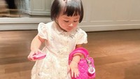 Baby Lily gak kalah mencuri perhatian. Lily menggemaskan menenteng tas small Lady Dior berwarna fuchsia. Foto: Instagram @raffinagita1717