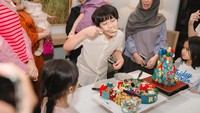 Birthday boy yang dijuluki Pangeran Andara, menikmati perayaan ulang tahunnya yang sangat intimate. Foto: Instagram @raffinagita1717
