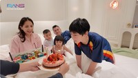 Kalau ini momen Rafathar diberikan kejutan kue ulang tahun di rumah. Ia meniupkan lilin di hadapan keluarga tercintanya, ada Raffi, Nagita, Rayyanza, hingga Ranaima si bungsu. Foto: Instagram/@raffinagita1717