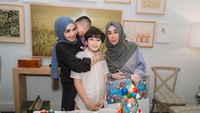 Ini momen Rafathar foto bersama kedua nenek tercinta. Amy Qanita dan Rieta Amilia berpose bersama sambil membawa hadiah. Foto: Instagram/@raffinagita1717
