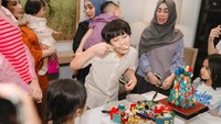 Rafathar juga menikmati sendiri suapan kue ulang tahun yang diberikan oleh ibunya, Nagita Slavina. Kuenya tampak lucu membentuk angka 10 dengan hiasan karakter kartun favoritnya. Foto: Instagram/@raffinagita1717