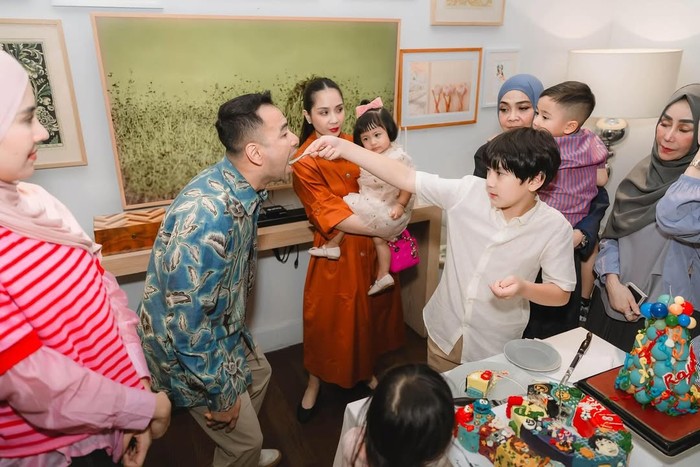 Rafathar Malik Ahmad rayakan ulang tahun bersama keluarga