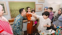 Ulang tahun yang dihadiri keluarga inti itu berlangsung meriah. Ada momen potong kue ulang tahun dan Rafathar memberikan suapan pertama untuk ayah tercinta, Raffi Ahmad. Foto: Instagram/@raffinagita1717