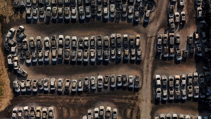 A drone view shows burnt cars following a wildfire in Dymi, near Patras, Greece August 14, 2025. REUTERS/Louiza Vradi     TPX IMAGES OF THE DAY