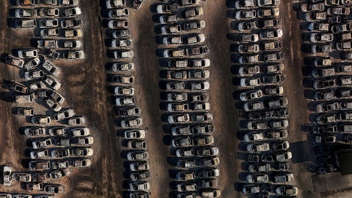 A drone view shows burnt cars following a wildfire in Dymi, near Patras, Greece August 14, 2025. REUTERS/Louiza Vradi     TPX IMAGES OF THE DAY