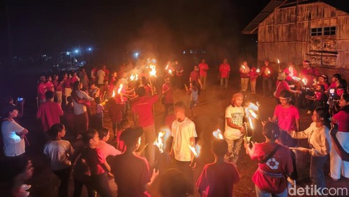 Ratusan warga Rukun Tetangga (RT) 21, Kelurahan Sarotari, Kecamatan Larantuka, Flores Timur-NTT, menggelar kegiatan pawai obor menyambut Hari Ulang Tahun (HUT) ke-80 Republik Indonesia, Sabtu (16/8/2025). (Yurgo Purab)