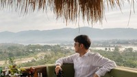 Tree Top Dining di Anantara Golden Triangle, Thailand menyajikan makan malam di atas pohon tinggi. Dilengkapi pemandangan gunung berkabut dan kuliner Thailand kontemporer yang rasanya spesial. Foto: Instagram
