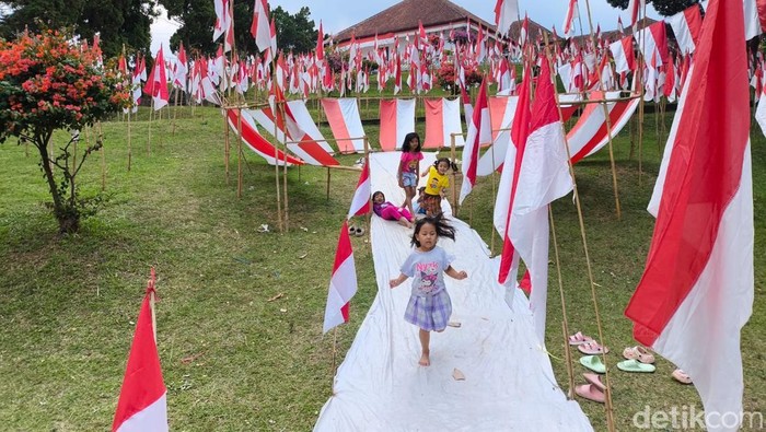 Ribuan bendera merah putih hiasi Gedung Linggarjati