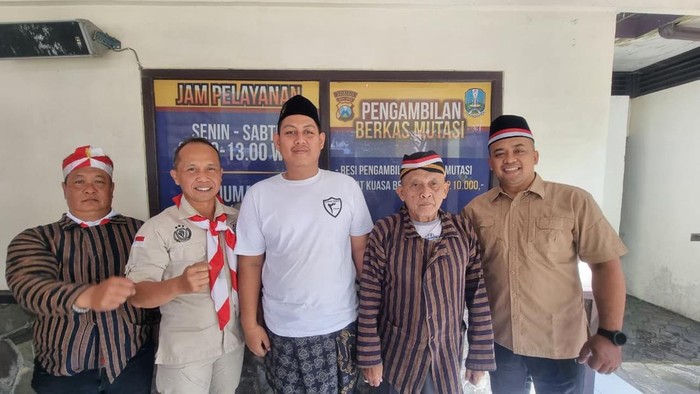 Pegawai Samsat Kota Malang kanakan kostum ala pejuang sambut HUT ke-80 RI