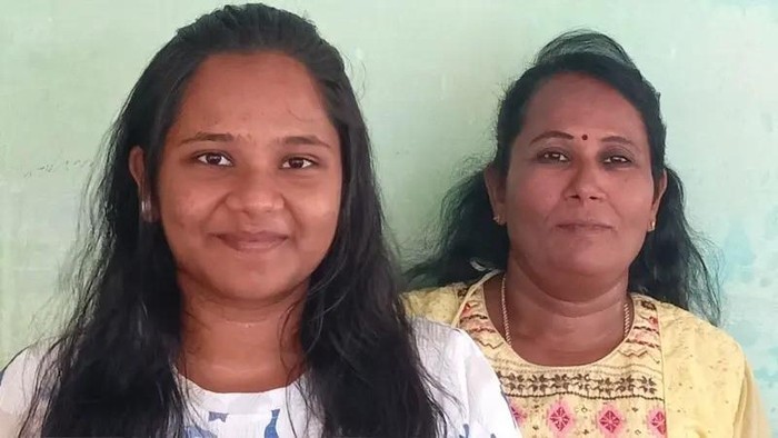 Samyuktha (kiri) dan ibunya, Amuthavalli, bangga dengan pencapaian mereka. (DOKUMEN KELUARGA)