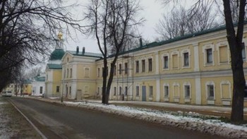 Sarov: Sarov adalah kota tertutup Rusia lainnya, penghasil utama persenjataan nuklir negara itu hingga saat ini. Ia dihapus dari peta tahun 1947 dan baru diakui tahun 1994. Sarov unik karena salah satu situs keagamaan paling terkemuka di negara ini, biara abad ke-18, terletak di samping industri nuklir kota tersebut. Kontras aneh ini menarik banyak perhatian Gereja Ortodoks Rusia. Mereka berupaya membangunnya kembali meski ada pembatasan yang dapat mencegah para peziarah mengunjunginya. Biara ini rumah bagi salah satu santo Rusia paling terkenal, St. Seraphim, yang terkenal karena ajaran cinta dan kebaikan, kontras mencolok dengan tujuan kota ini. Foto: Listverse