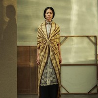 Long outer dari tenun atau songket ringan dapat memperindah gaya formal pada gaun polos atau jumpsuit, cocok untuk acara gala. Desainer Sapto Djojokartiko mengeksekusinya dengan baik. (Foto: Dok. Sapto Djojokartiko)