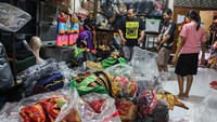 Sejumlah pakaian adat tradisional tersusun rapi siap disewa untuk perayaan HUT ke-80 Republik Indonesia di Semarang. Pakaian adat tersebut disewakan dengan harga Rp150 ribu hingga Rp1 juta per set tergantung ukuran dan jenis baju adatnya. Foto: ANTARA FOTO/Makna Zaezar