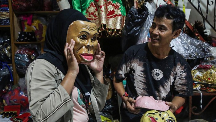 Pemilik bisnis melayani calon konsumen mencoba busana adat Bali sebelum disewa di Saraswati Collection, Semarang, Jawa Tengah, Sabtu (16/8/2025). Menurut pemilik usaha, permintaan penyewaan berbagai macam busana dan aksesoris adat tradisional untuk keperluan perayaan HUT ke-80 Republik Indonesia meningkat dari 20 set baju menjadi 500 set baju dengan harga Rp150 ribu hingga Rp1 juta per set tergantung ukuran dan jenis baju adatnya. ANTARA FOTO/Makna Zaezar/foc.