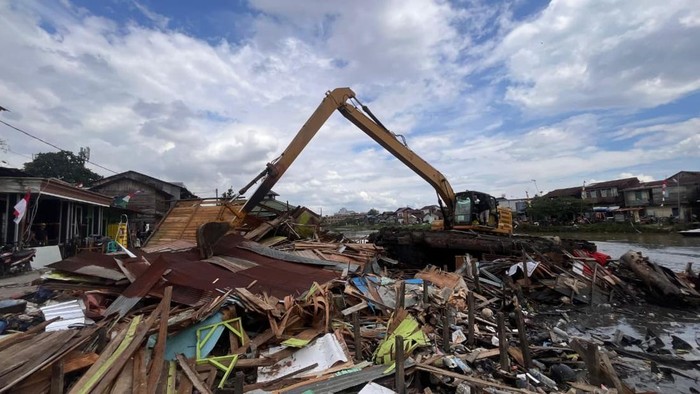 Situasi pembongkaran rumah di sempandan Sungai Karang Mumus (SKM) Samarinda. (Yuda Almerio/detikKalimantan)