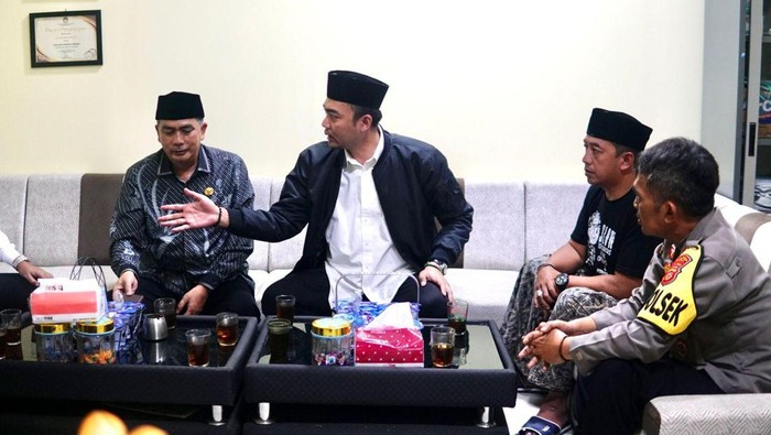 Stafsus Menag Gugun Gumilar (tengah, mengenakan jaket hitam dan kemeja putih) sedang berkoordinasi dengan pihak terkait di Garut, Jawa Barat.