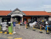 Lonjakan Penumpang di Stasiun Lamongan Saat Libur Panjang HUT ke-80 RI